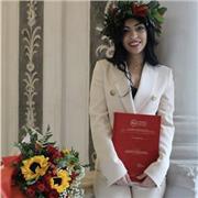 Laureata in lingue e laureanda in Lettere, impartisce lezioni di italiano, inglese e francese